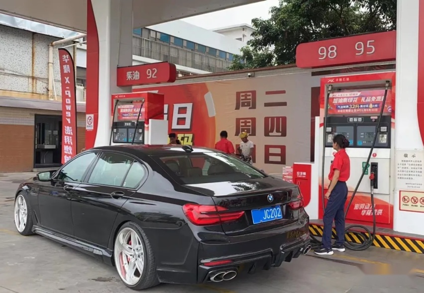 给宝马7系换上全身JDM改装件，是日系车迷最后的倔强？