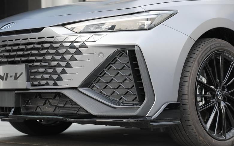 2.0T+爱信8AT，双边共四出的排气，长安UNI-V这是要运动到底？