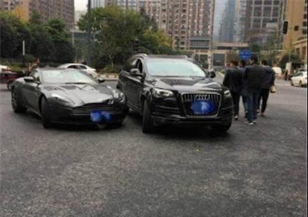 80万豪车撞400万超跑，车主下车一看是“蒙迪欧”，松了口气