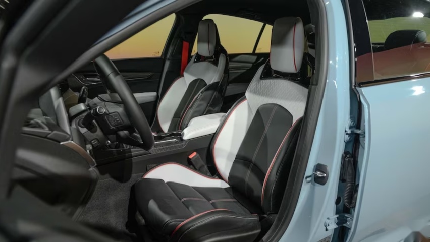 2025款凯迪拉克CT5-V黑翼，车速可达321km/h的轿车，钛合金