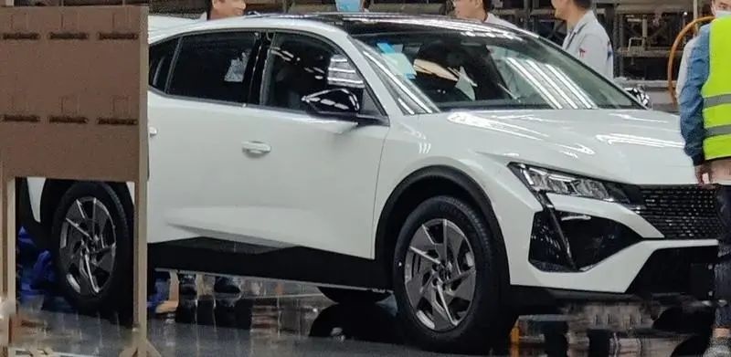 东风标致408 X谍照曝光、全新一代奥迪A4L谍照曝光…