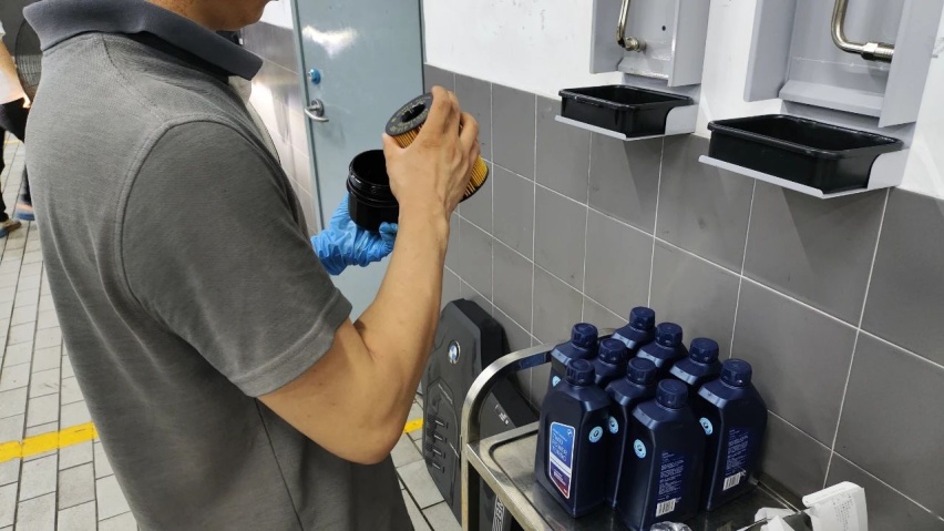 ​V8引擎的二手宝马保养一次要多少钱？答案是0元，因为...