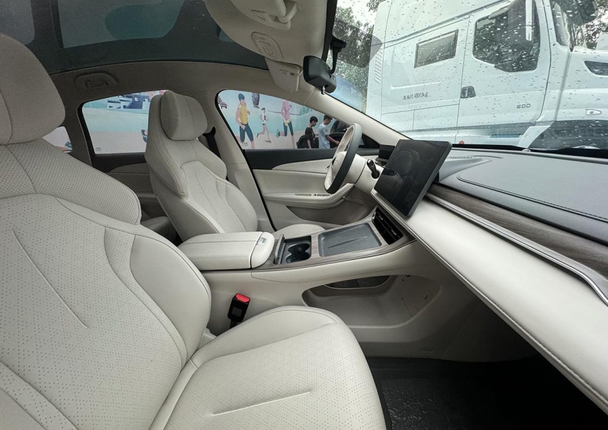 东风风行全新轿车曝光，外观很年轻运动，车长4935mm，续航550km