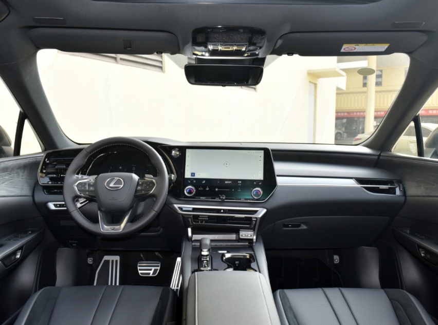 雷克萨斯的C级SUV，搭载2.4T混动，比奔驰GLC漂亮，后排放倒当床