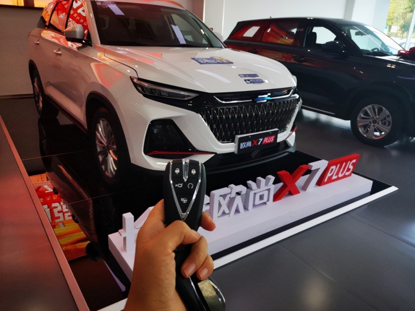 长安欧尚X7 PLUS实拍体验，12.3寸大屏玩起来过瘾，大空间可当床