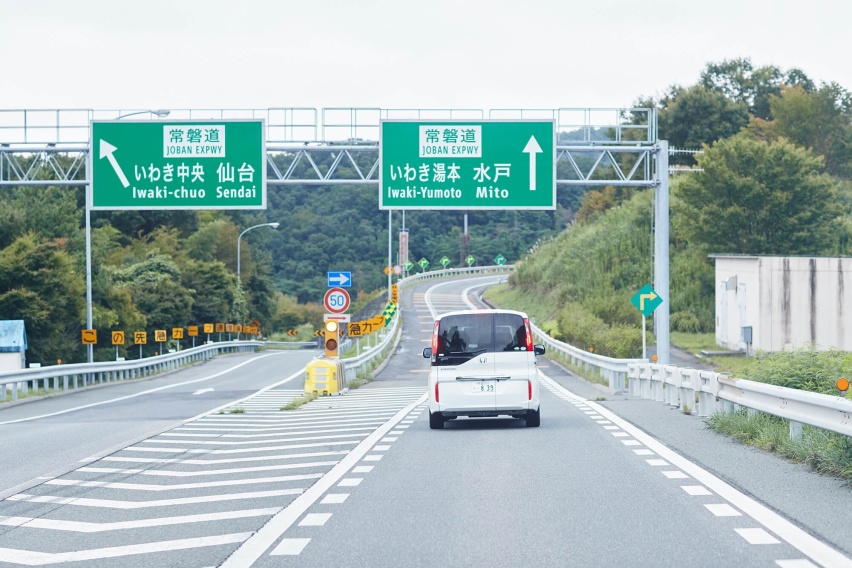 高速上车速110，距离60米，前车突然急刹，后车能刹住吗？