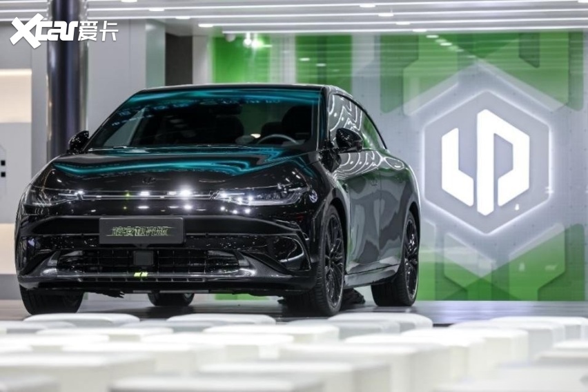 油冷电驱×智能电动全时四驱,3.66s破百零跑c01让豪华触手可及