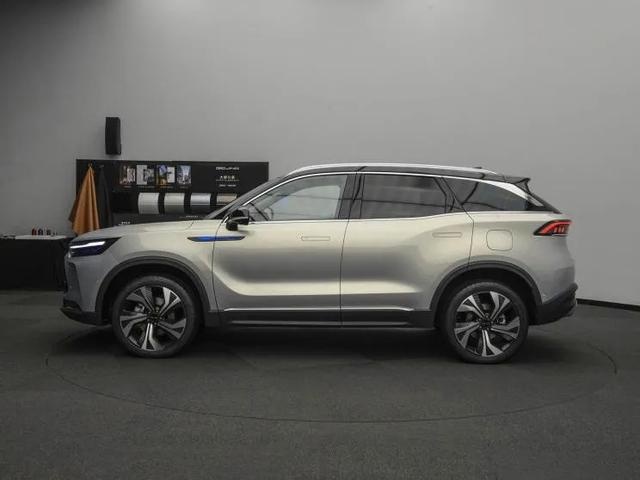 推新车标后，首款新车BEIJING-X7，预售10万起
