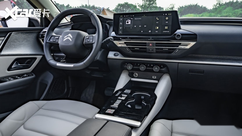 凡尔赛c5 x新配色公布 "中国红"车身与 "慕白浅灰"内饰领潮登场