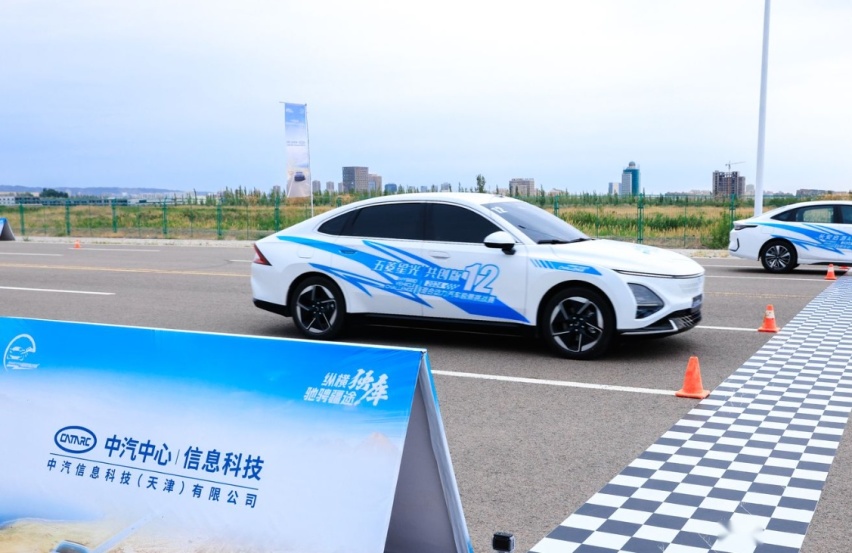 五菱更会打价格战？星光长近4米9，可加油充电，比秦L还便宜2万