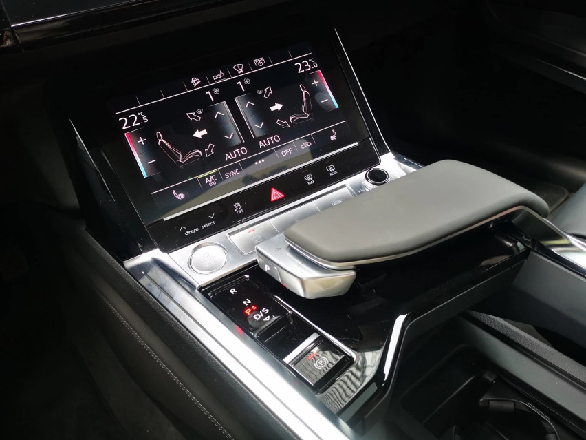 奥迪e-tron完败Model X？不,它还有Logo！