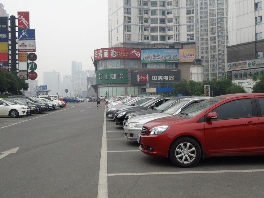 不好好停车是不？ 我撞你我还得让你赔钱