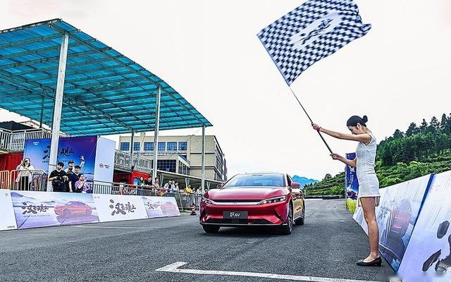 体验过赛道方知比亚迪汉EV为什么那么火