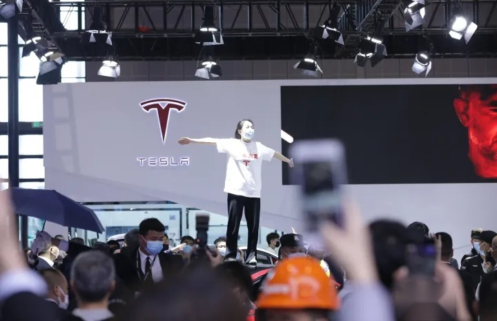 车顶维权张女士败诉，她这场官司输在哪？对特斯拉真的没办法了？