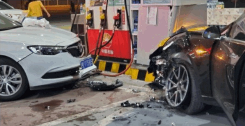 特斯拉Model 3失控冲进加油站……