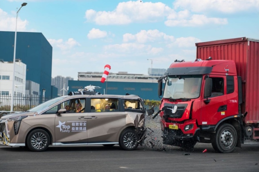 敢「硬刚」货车「前后夹击」，M8宗师的实力究竟有多「硬」？