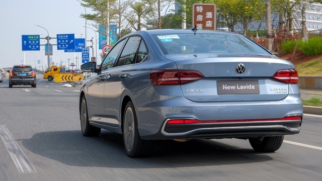 轴距不超2米7加95号油，但还是顶级家用车？评测大众朗逸