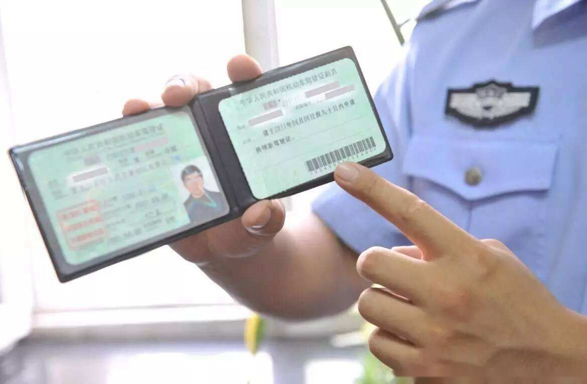 闯红灯一下6分没了驾驶本真不够扣，交警通知：驾驶证也能加分了