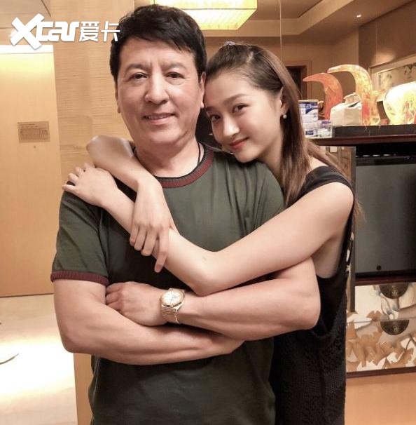 关晓彤开百万豪车因年纪小被质疑炫富