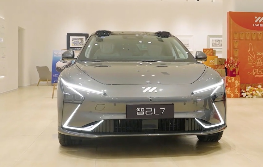全新智己L7已上市，探店享受智能超豪华轿车