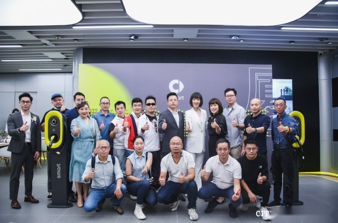 smart首款纯电，小身材大空间，玩惊喜有一套！