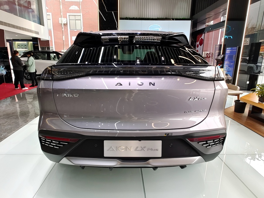 3.9秒破百 实拍广汽埃安LX PLUS 配置是亮点