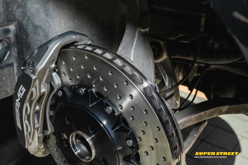 奔驰E级更换Brembo HP2000刹车片CZV打孔刹车盘