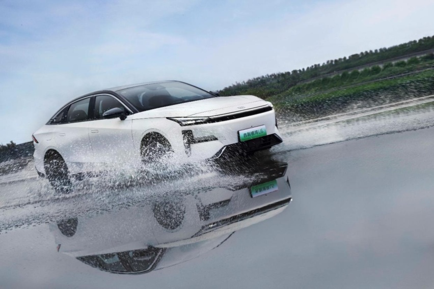 赛得过BBA？吉利银河L6重新定义新一代驾控标准