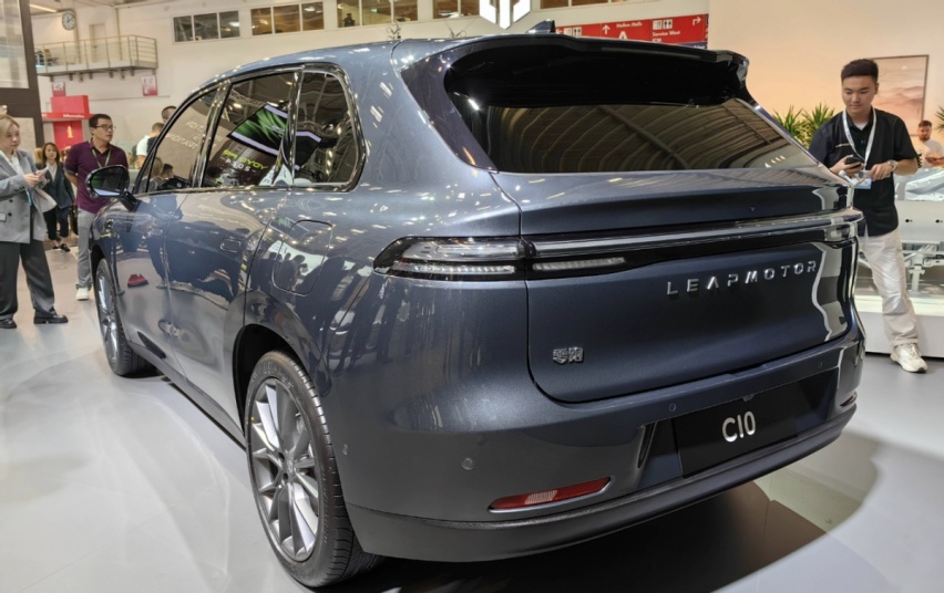 零跑C10上市，12.88万起的纯电中型SUV，打了谁的脸？
