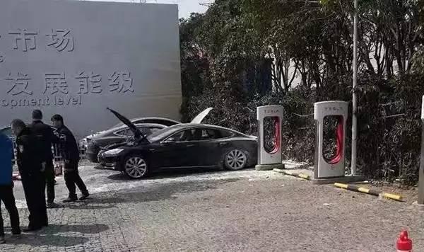 细思极恐！继广州事故后，特斯拉又在上海停车场自燃爆炸了！