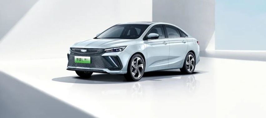 3.8L亏电油耗、6.9s百公里加速，1300km续航，吉利混动家轿放大招