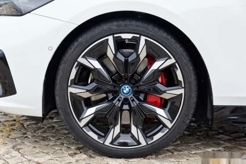 快得离谱！全球首试宝马i5 M60 xDrive，明年引进国内！