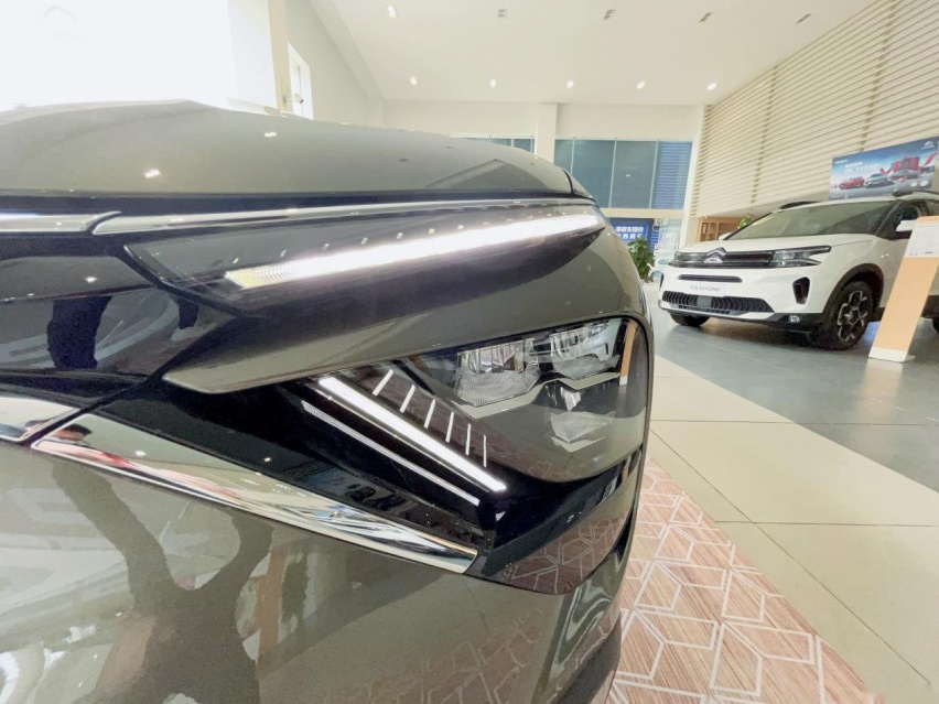 探店|2023款凡尔赛C5 X，入门即豪华，14.37万起售