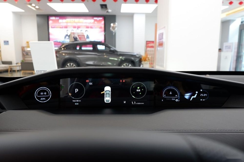 实拍长安第二代UNI-V：经典的10万级运动轿车，个性有型
