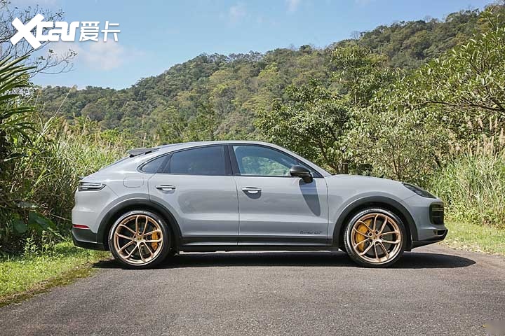全世界最快的SUV，开起来就真的很爽吗？