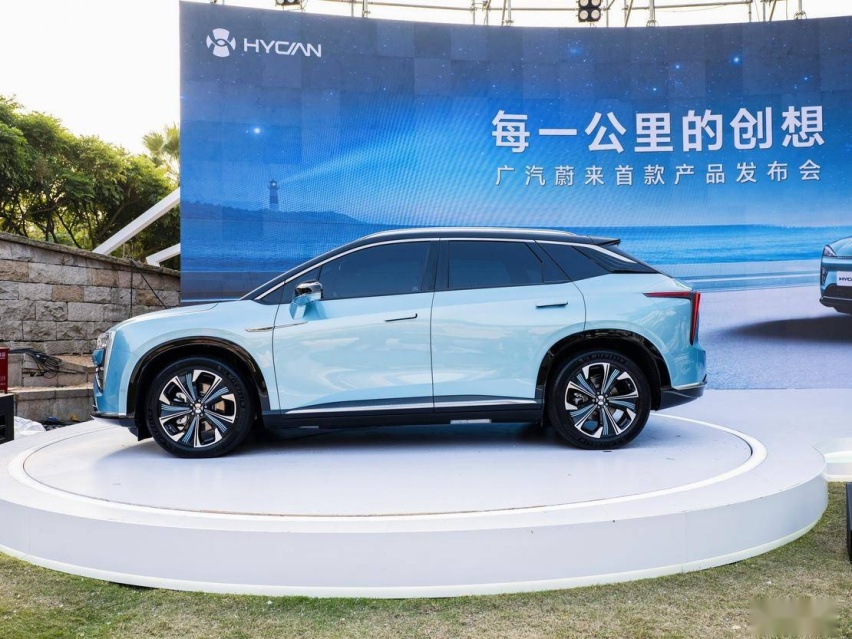 采用“7”字形三联屏 实拍体验 HYCAN 007