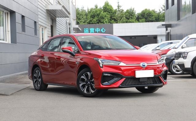 好车不怕晚！实测比奔驰还要安静的国产车，价格却不到14万