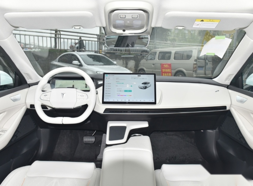 再等等，长安版“特斯拉Model Y”来了，轴距2米9，可加油可充电