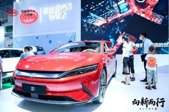 比亚迪汉EV第一次亮相国内大型车展 观众排队围观
