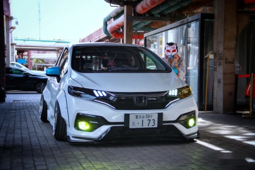 从跑赛道的本田飞度GK5，到宽体姿态小玩物，小姐姐一车通玩