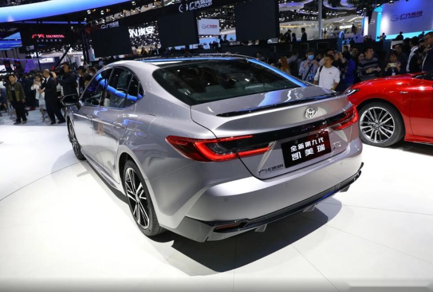 全新第九代凯美瑞加量还降价！卖17.18万，油耗4.2L，续航1200