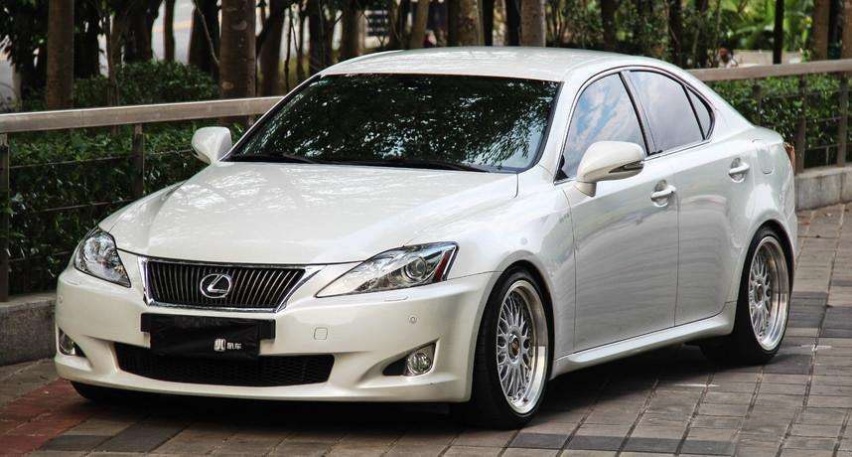 本田思域1.0T车型使用了215mm的窄胎