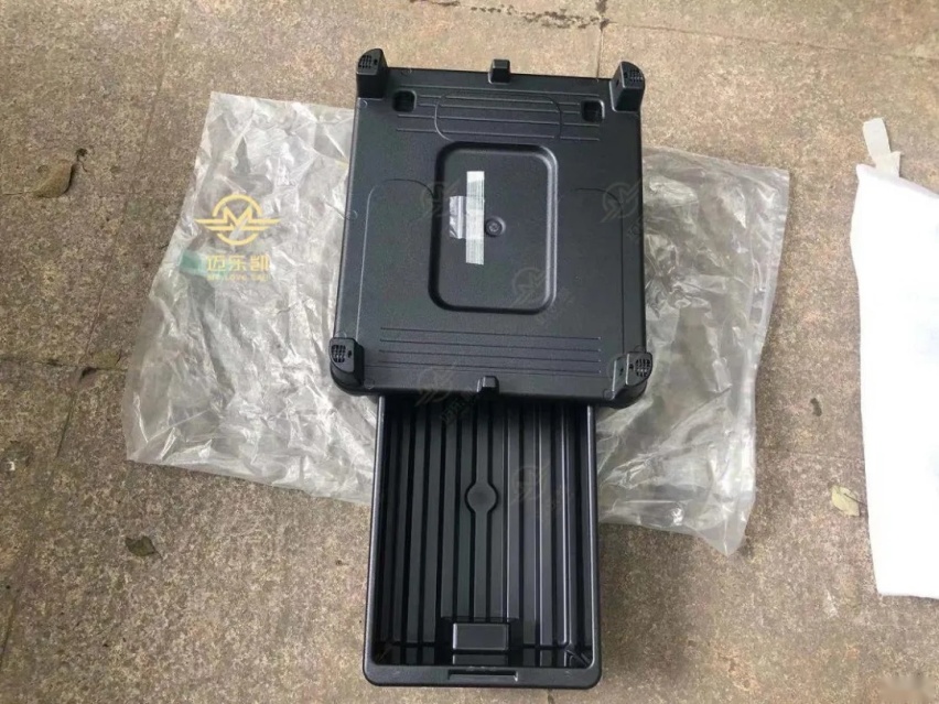 一百多万的车冰箱长什么样？21款迈巴赫S480改原厂车载冰箱