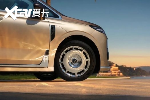 岚图梦想家9：立的不是车标，是中式豪华信仰