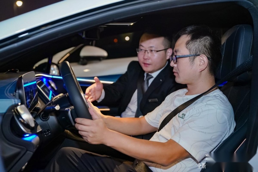 ​梅赛德斯-奔驰EVA纯电平台首款正向研发国产车型全新EQE上市