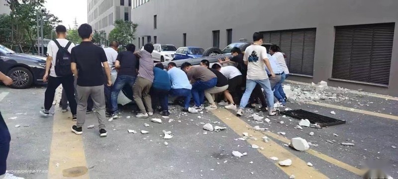 蔚来测试车坠楼事件发酵，真相“扑所迷离”，电动车事故何时休？