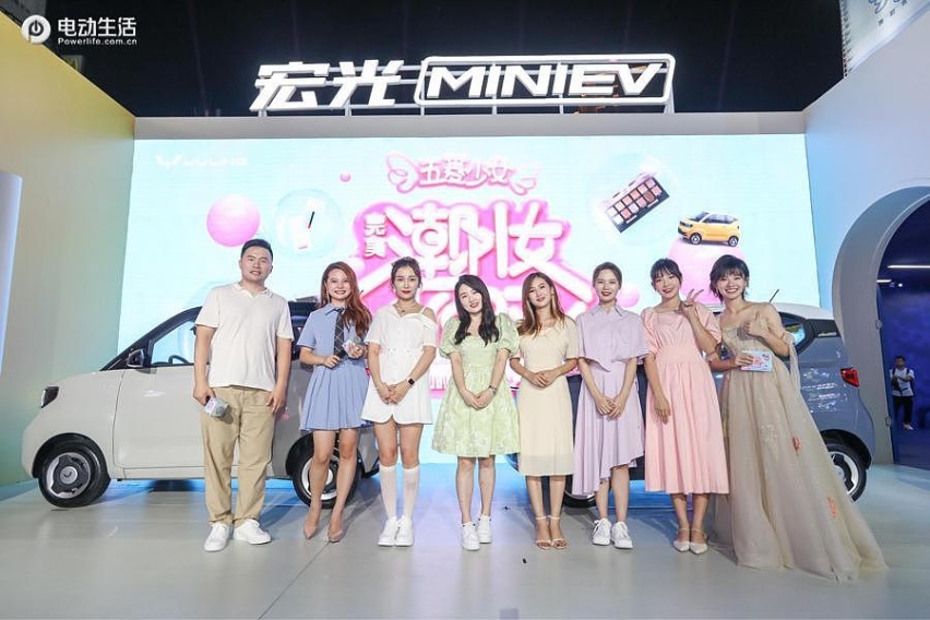宏光MINIEV马卡龙再添2款新车色 首款两座新车将于9月发布