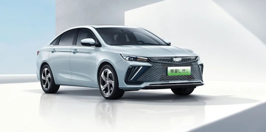 3.8L亏电油耗、6.9s百公里加速，1300km续航，吉利混动家轿放大招