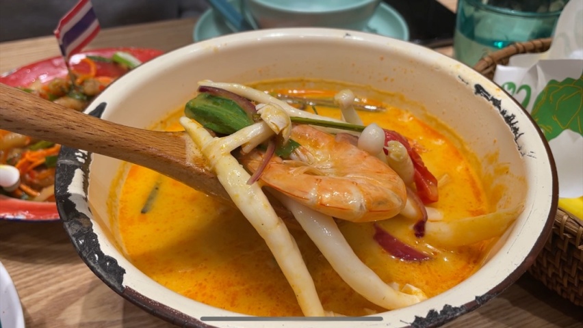 北京美食榜第一险些翻车 开路虎卫士打卡迷你椰泰式大排档