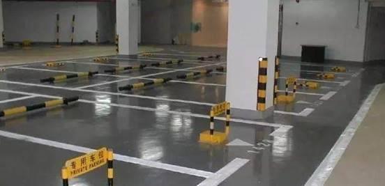 私家车位被占, 女子向该车喷漆, 车主：不赔7万, 这事咱们